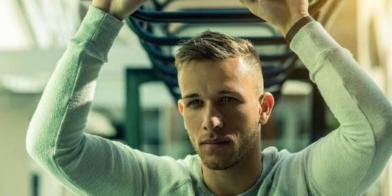 围绕他的持 围绕他的持